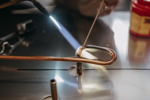 Brasure au chalumeau dans un atelier, reportage photo industriel