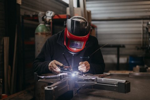 Soudeur au travail dans un atelier, reportage photo d'entreprise